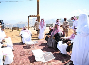 سمو أمير جازان بالنيابة يتفقد مطل القمة بجبل القهر ويلتقي مشايخ وأهالي محافظة الريث