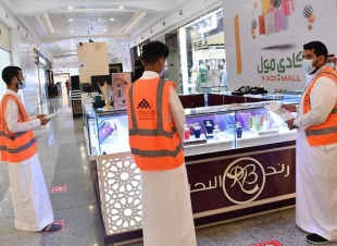 60 متطوعًا ومتطوعة بأمانة جازان يشاركون في تطبيق الإجراءات الاحترازية بالأسواق والمراكز التجارية