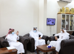 يهدف لزيادة المعروض من الأراضي المطورة وتوفير السكنية بأسعار مناسبة محافظ صامطة يبحث  برنامج رسوم الأراضي البيضاء مع مدير شؤون الإسكان بمنطقة جازان