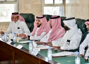 محافظ الطوال  يرأس جلسة المجلس المحلي للمحافظة في دورتها الثانية للعام ١٤٤٣هـ