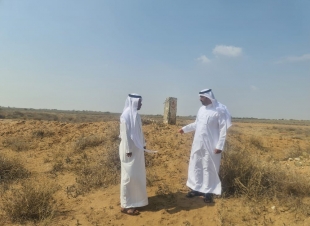 محافظ بيش يقف مع رئيس البلدية على موقع المنطقة الصناعية 