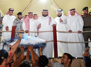 سموُّ الأميرِ محمد بن عبدالعزيز يشاركُ أهاليَ فرسان صيدَ سمك الحريد ويدشِّنُ عددًا من المشروعات بالمحافظة