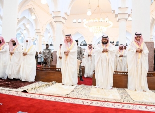 سمو أمير منطقة جـــازان وسمو نائبه يؤديان صلاة عيد الفطر المبارك 