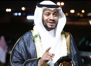 المقدم مدخلي على السرير الأبيض