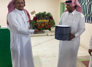 منسوبي  متوسطة وثانوية الدغارير  يكرمون مدير مدرستهم الأستاذ حسين الشعبي 