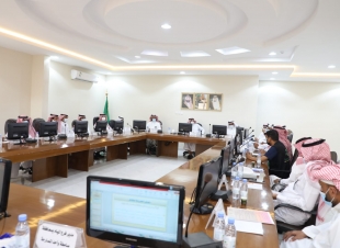 ناقش الفرص الاستثمارية للبلديات والمشاريع المتعثرة واحتياجات الإدارات الحكومية من المشروعات | محافظ صامطة يرأس اجتماع المجلس المحلي في دورته الأولى للعام الحالي ١٤٤٣ هـ.