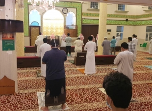 بمتابعة محافظ صامطة جولات ميدانية على جوامع ومساجد المحافظة لمتابعة تقيُّد المصلين بالاحترازات