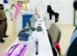 محافظ الحرث يعايد المرضى والعاملين بالمستشفى العام