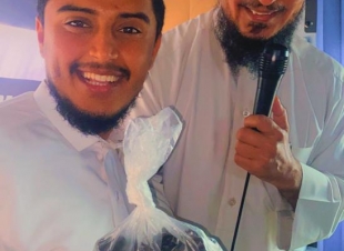 حملة الوفاء على نية الشهداء تكرم أبناء الشهيد محزري وتحفز المعتمرين