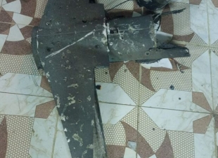 فيما تضررت بعض المنازل بإحد المسارحة جراء سقوط الشظايا | اعتراض طائرة مسيرة اطلقتها المليشيا الحوثية والدفاع المدني  يبين الحادثة