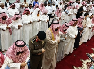 محافظ العيدابي الشهراني  يتقدم جموع المصلين في صلاة الاستسقاء