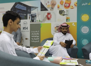 لرفع الجانب المعرفي في المجال التجاري لديهم | تعليم جازان ينظم زيارات ميدانية لأكثر من 400 طالب وطالبة لمعرض فرنشايز جازان