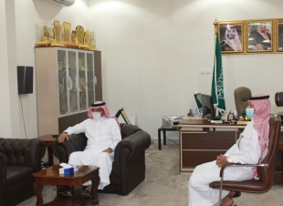 استمع لشرح عن دورة الإمام المجدد الشيخ القرعاوي محافظ صامطة يستقبل مدير إدارة المساجد ورئيس وأعضاء جمعية الدعوة  بالمحافظة