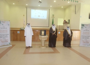 نظير دعمه الدائم للمناسبات والفعاليات والبرامج التعليمية محافظ صامطة يكرم الشيخ الدغريري
